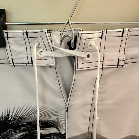 Old Navy Men’s Board Swim Shorts - Picture 2 of 4